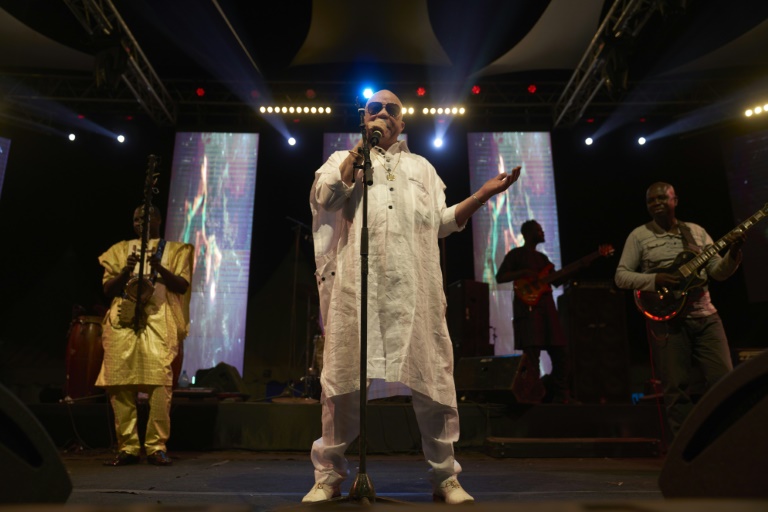 Salif Keita sur scène le 17 novembre 2018, à Fana, au Mali