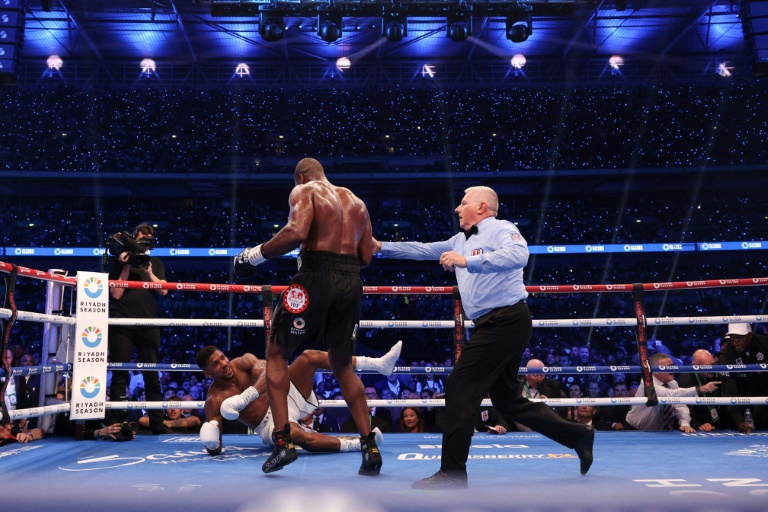 Anthony Joshua à terre face à Daniel Dubois à Wembley le 21 septembre 2024