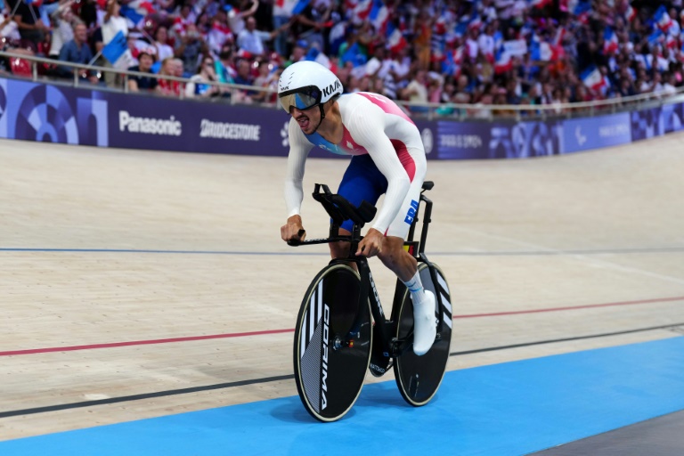 Le coureur français Alexandre Leauté participe à la finale du contre-la-montre C1-3 1000m hommes lors des Jeux Paralympiques de Paris 2024, à Montigny-le-Bretonneux, le 31 août 2024