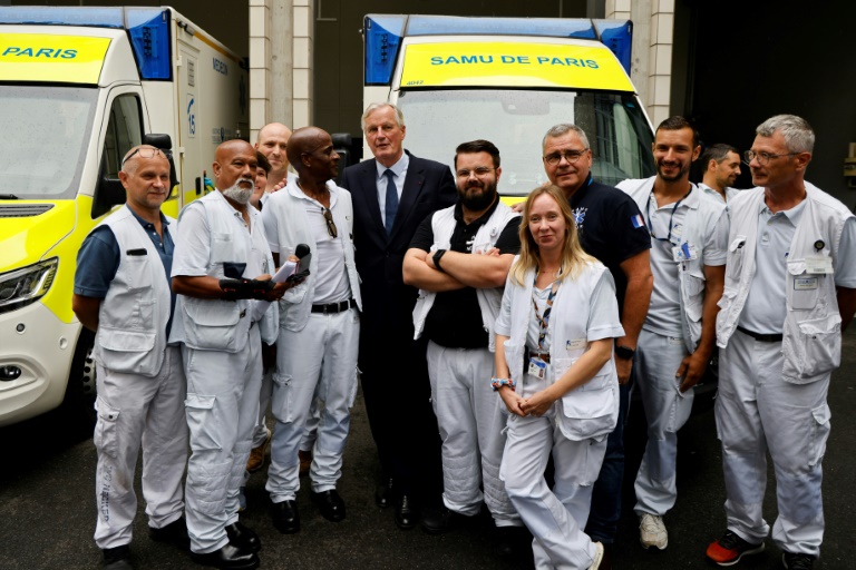 Le Premier ministre Michel Barnier (C) rencontre des personnels du Samu à l'hôpital Necker, le 7 septembre 2024 à Paris