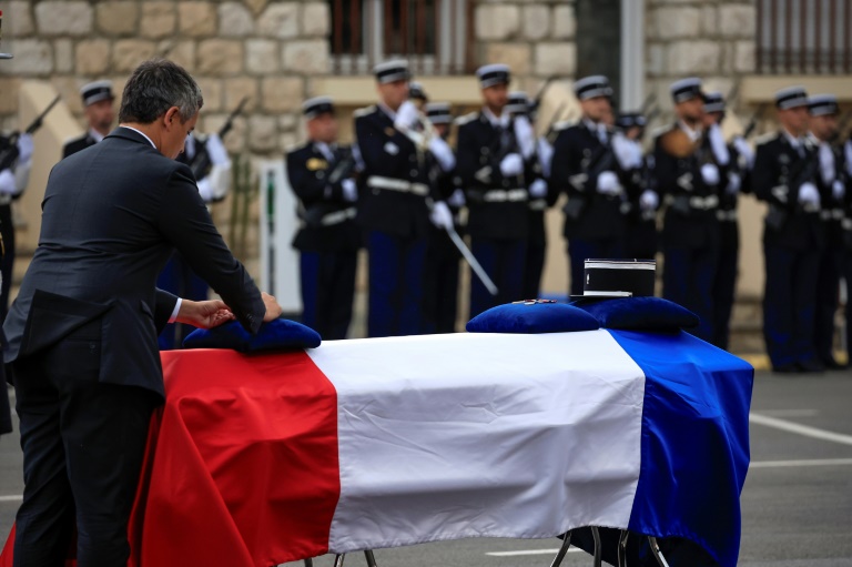 Le ministre démissionnaire de l'Intérieur Gérald Darmanin dépose une médaille sur le cercueil du gendarme Eric Comyn, lors d'un hommage à Nice, le 2 septembre 2024 dans les Alpes-Maritimes