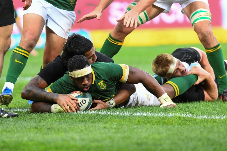 Le flanker sud-africain, Siya Kolisi marque ici un essai contre la Nouvelle-Zélande le 7 septembre 2024 au Cap lors du Rugby Championship