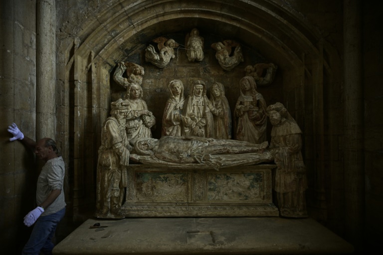 Des copies de statues périgourdines de la Renaissance réalisées par l'Atelier des fac-similés du Périgord, exposées dans la chapelle du château de Biron, le 18 septembre 2024 en Dordogne