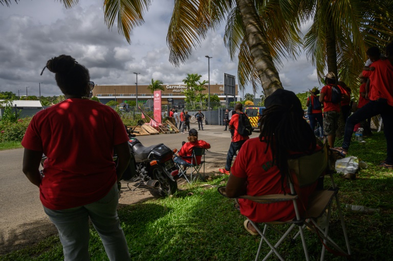 Des manifestants rassemblés devant un supermarché Carrefour de la commune du François, dans un contexte de crise de la vie chère, le 21 septembre 2024 en Martinique