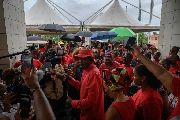 Rodrigue Petitot (C), qui préside le collectif citoyen RPPRAC, arrive à la Collectivité territoriale de Martinique avant une réunion le 26 septembre 2024 à Schoelcher