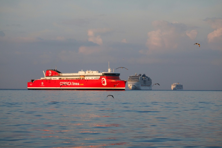 Des navires de croisière empêchés d'accoster au port de Marseille par des embarcations de militants des collectifs  Stop Croisières et Extinction Rebellion, le 21 septembre 2024