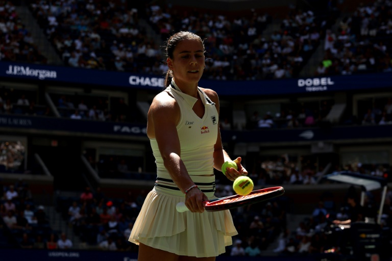 Emma Navarro se prépare à servir lors de son match contre  Paula Badosa le 3 septembre 2024 à l'US Open à New York aux Etats-Unis