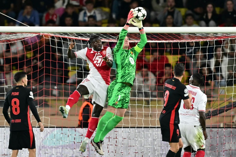 Le gardien allemand du FC Barcelone Marc-André Ter Stegen fait un arrêt lors du match de Ligue des champions contre l'AS Monaco, au Stade Louis II dans la Principauté de Monaco, le 19 septembre 2024