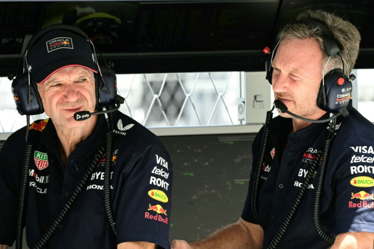 (De gauche à droite) Adrian Newey, ingénieur et directeur de la technologie de Red Bull Racing, et Christian Horner, directeur général de l'équipe britannique Red Bull Racing, lors des essais libres du Grand Prix de Formule 1 de Miami, à l'autodrome international de Miami, le 3 mai 2024