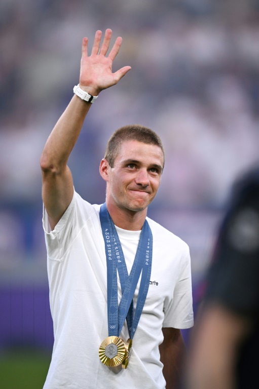 Le cycliste belge Remco Evenepoel, double médaillé d'or olympique, avant le début d'un match du championnat de Belgique de football entre le RSC Anderlecht et l'OHL Oud-Heverlee-Leuven, à Bruxelles, le 10 août 2024