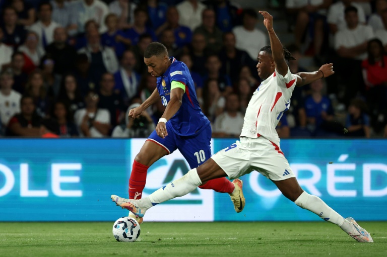 L'attaquant franççais Kylian Mbappe taclé par le défenseur italien Destiny Udogie dans la victoire de l'Italie (3-1) au Parc des princes, lors de la première journée de la Ligue des nations le 6 septembre 2024