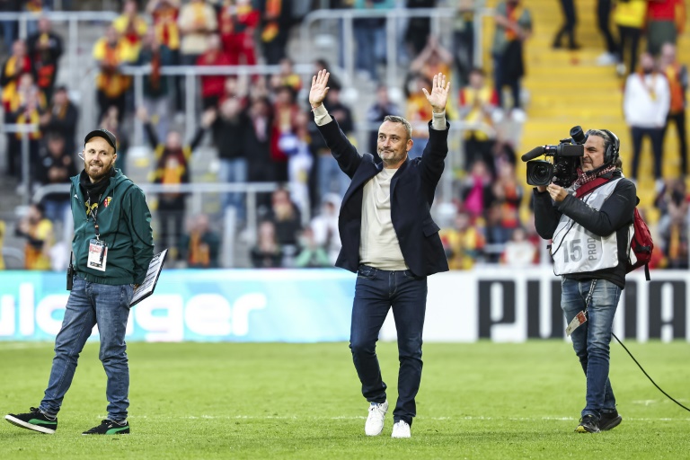 L'entraîneur de Nice Franck Haise (au centre) salue les spectateurs de Lens lors du match de la 6e journée de ligue 1 le 28 septembre 2024 à Lens