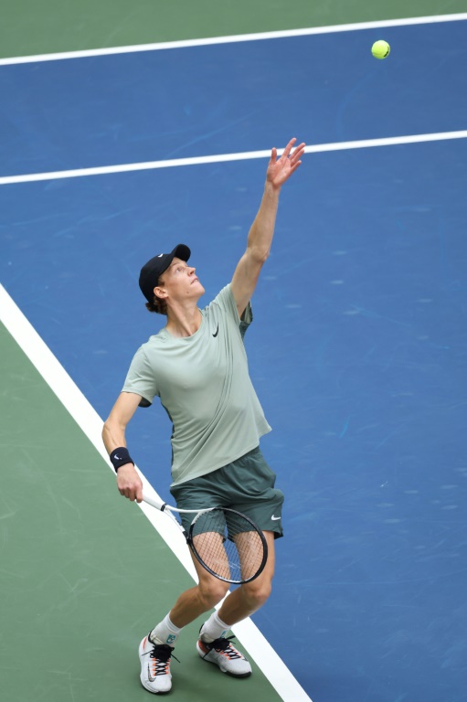 L'Italien Jannik Sinner, N.1 mondial, au service lors de la finale de l'US Open contre l'Américain Taylor Fritz le 8 septembre 2024 à New York