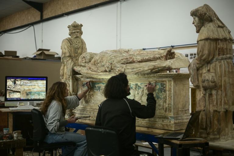 Des artistes travaillent sur des copies de sculptures périgourdines de la Renaissance du château de Biron, à l'Atelier des fac-similés du Périgord, le 16 septembre 2024 à Montignac, en Dordogne