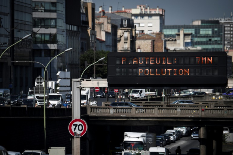 Un panneau surplombant le périphérique parisien avertit d'un  épisode de pollution le 31 juillet 2020