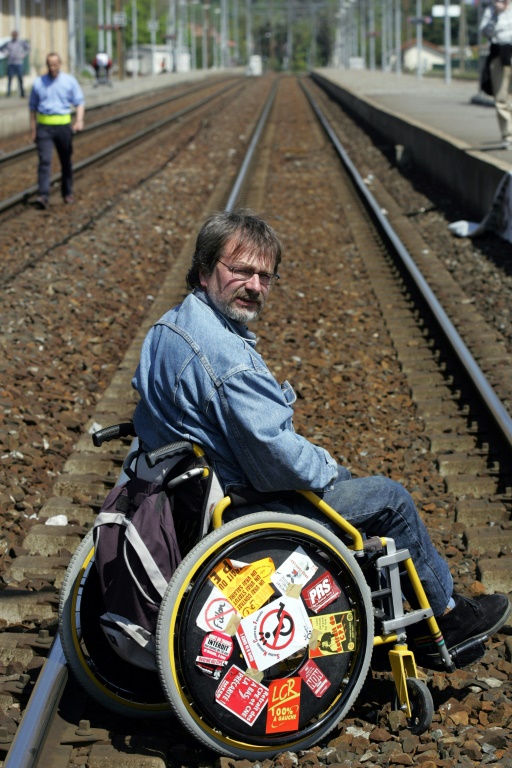 Manifstation de membres de l'Association des Paralysés de France après les discriminations dont à été victime une des membres, en gare de Saint-Gaudens le 21 avril 2006