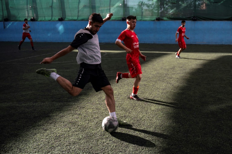 De jeunes Afghans jouent au futsal dans un complexe sportif de Kaboul, le 25 septembre 2024