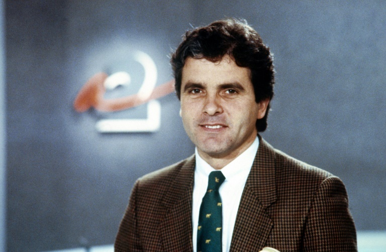 Le journaliste Claude Sérillon sur le plateau de la chaîne Antenne 2, le 10 avril 1988 à Paris