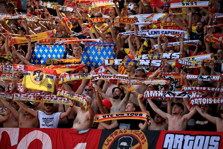 Les supporters de Lens en déplacement au stade Louis II de Monaco, lors du match nul 1-1 en L1 le 1er septembre 2024.