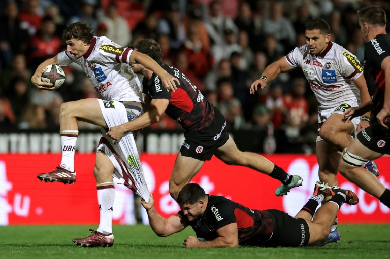 Pablo Uberti centre de l'UBB repris par Julien Marchand, talonneur de Toulouse lors de la défaite de Toulouse 12-16 le 29 septembre 2024