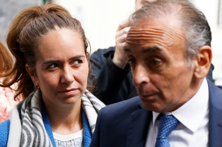 Le chef de Reconquête Eric Zemmour (droite) et l'eurodéputée de son parti Sarah Knafo, le 19 juin 2024 à Neuilly-sur-Seine, près de Paris