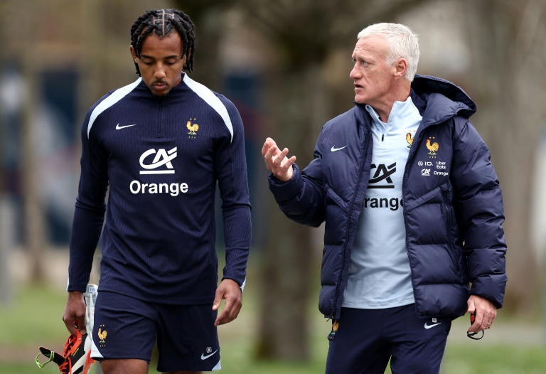 Jules Koundé en conversation avec Didier Deschamps lors d'un rassemblement de l'équipe de France à Clairefontaine le 18 mars 2024.