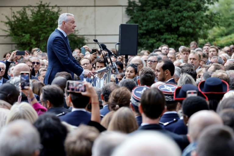 Le ministre démissionnaire de l'Economie Bruno Le Maire (c) fait un discours devant ses collèguesà l'occasion de son départ de Bercy, le 12 septembre 2024 à Paris