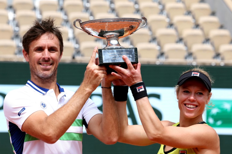 Edouard Roger-Vasselin aux cotés de sa partenaire de double Laura Siegemund soulevant le trophée du tournoi de double mixte, le 6 juin 2024