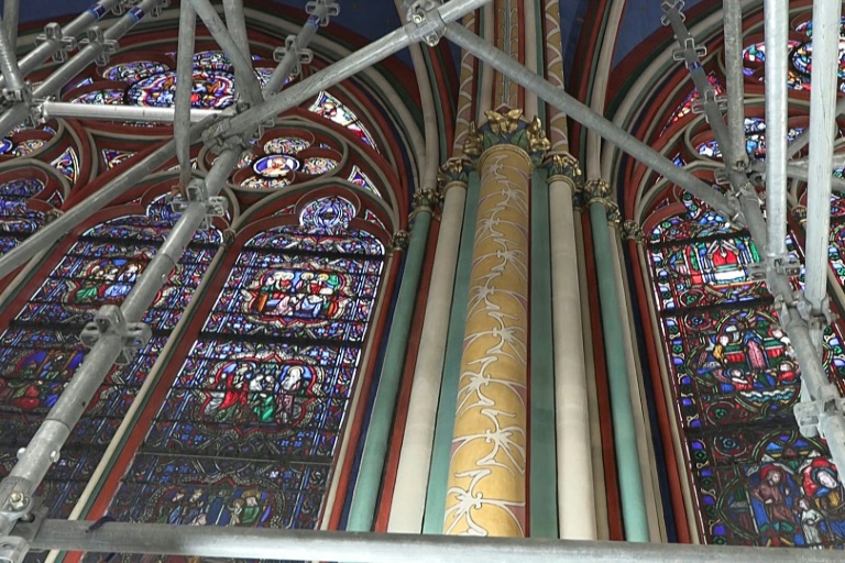 Image tirée d'une vidéo de l'AFP le 11 avril 2024 montrant des vitraux à l'intérieur de la cathédrale Notre-Dame de Paris en cours de restauration