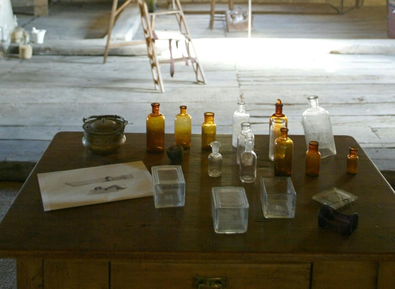 Des flacons sur une table dans le grenier grenier de la maison de Nicéphore Niépce, l'inventeur de la photographie, le 14 novembre 2003 à Saint-Loup-de-Varennes, en Saône-et-Loire, où a été prise pour la première fois au monde une photographie en 1827