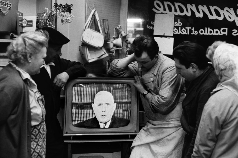 Des personnes regardent le Général de Gaulle prononcer un discours à la télévision, le 20 avril 1963