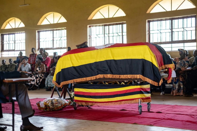 Des membres de la famille de l'athlète ougandaise Rebecca Cheptegei et des responsables participent à une cérémonie pour lui rendre un dernier hommage lors de ses funérailles dans la localité de Bukwo, le 14 septembre 2024, en Ouganda