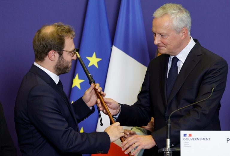 Bruno Le Maire, félicite le nouveau ministre de l'Économie Antoine Armand, lors de la cérémonie de passation de pouvoir à Bercy, à Paris, le 22 septembre 2024