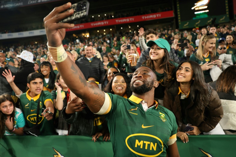 Le capitaine sud-africain Siya Kolisi fait des selfies avec des supporters après la victoire contre la Nouvelle-Zélande samedi à l'Ellis Park de Johannesburg.