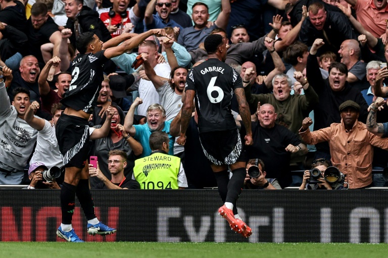 Les défenseurs William Saliba (à gauche) et Gabriel Magalhaes célèbrant le premier but d'Arsenal lors du match de Premier League contre Tottenham au stade Tottenham Hotspur à Londres le 15 septembre 2024