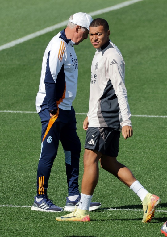 Kylian Mbappé et son entraîneur Carlo Ancelotti à l'entraînement du Real Madrid le 16 septembre 2024 au centre d'entraînement du Real à Valdebebas dans la banlieue de Madrid