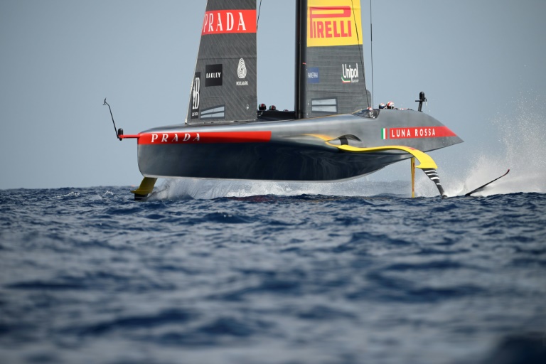 Le défi Luna Rossa lors de la régate préliminaire à la 37e coupe Louis Vuitton le 31 août 2024 à Barcelone