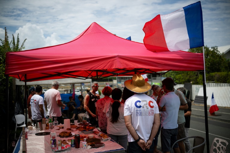 Des habitants participent à la fête de la citoyenneté dans le quartier de Magenta, à Nouméa, en Nouvelle-Calédonie, le 24 septembre 2024