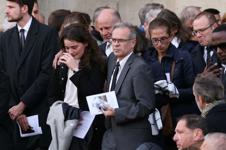 Des proches de la jeune étudiante Philippine lors de ses obsèques à la cathédrale de Versailles, le 27 septembre 2024 dans les Yvelines