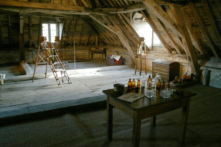 Le grenier de la maison de Nicéphore Niépce, l'inventeur de la photographie, le 14 novembre 2003 à Saint-Loup-de-Varennes, en Saône-et-Loire, où a été prise pour la première fois au monde une photographie en 1827