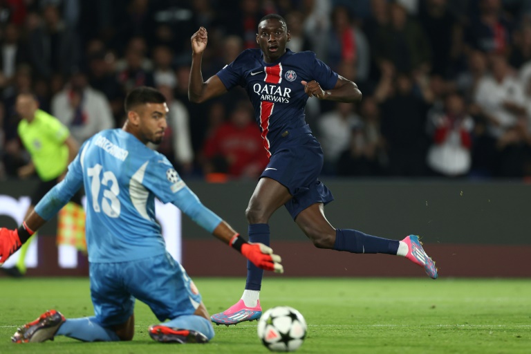 L'attaquant parisien Randal Kolo Muani croise trop sa frappe devant le gardien de Gérone Paulo Gazzaniga, le 18 septembre 2024 au Parc des Princes