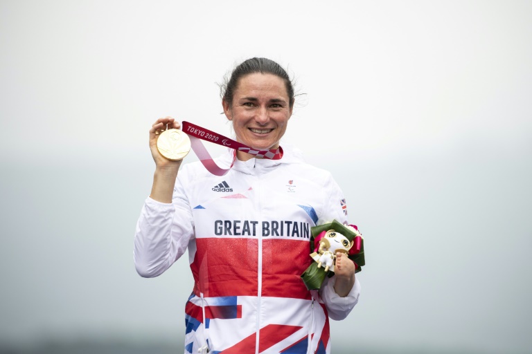 La Britannique Sarah Storey, ici le 31 août 2021, avec sa médaille d'or reçue pour sa victoire dans l'épreuve de cyclisme en contre-la-montre C5 lors des Jeux paralympiques de Tokyo