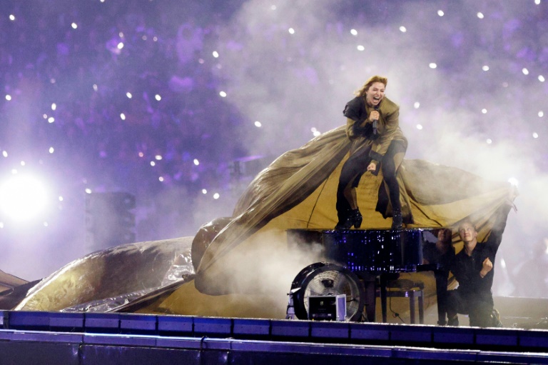 La chanteuse française Santa se produit sur scène lors de la cérémonie de clôture des Jeuparalympiques de Paris 2024 au Stade de France, à Saint-Denis, le 8 septembre 2024