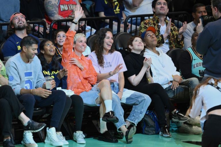 L'ancienne joueuse de football, l'Américaine Megan Rapinoe et sa compagne, l'ancienne joueuse de basket-ball Sue Bird, assistent à une rencontre du championnat WNBA entre les équipes Indiana Fever et New York Liberty, à New York le 18 mai 2024