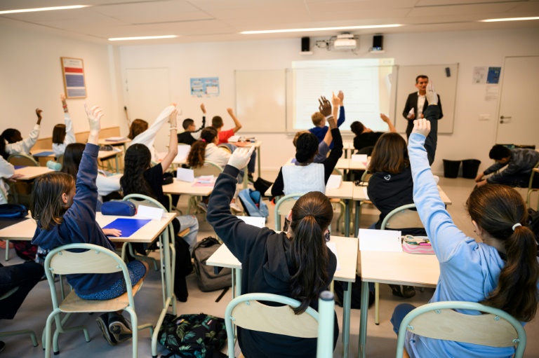 Des élèves lèvent la main pour confirmer qu'ils possèdent un téléphone portable qui sera confisqué car il est obligatoire de l'éteindre et de le ranger dans un casier, au lycée Auguste Brizeux de Lorient, le 5 septembre 2024 dans le Morbihan