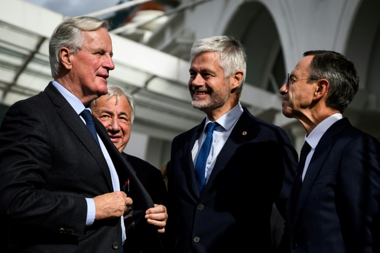 Le Premier ministre Michel Barnier (1er g), en compagnie du président du Sénat Gérard Larcher (2e g), de Laurent Wauquiez (c) et Bruno Retailleau (d), pressenti place Beauvau, à Annecy le 12 septembre 2024