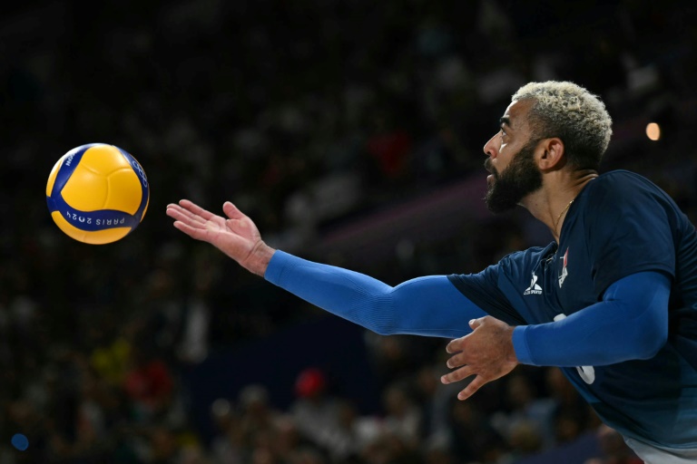 Earvin Ngapeth, au service sous les oculeurs de l'équipe de France, le 10 août 2024, lors du tournoi olympique de volley ball à Paris