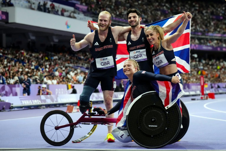 Les para-athlètes britanniques Zachary Shaw, Ali Smith, Samantha Kinghorn et Jonnie Peacock (de g. à d.) célèbrent leur médaille d'argent aux Jeux Paralympiques de Paris 2024 au Stade de France à Saint-Denis, près de Paris, le 6 septembre 2024