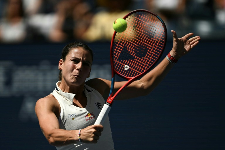 L'Américaine Emma Navarro, ici au retour de service sur son revers, a battu l'Espagnol Paula Badosa, pour se hisser en demi-finale de l'US Open, le 3 septembre 2024 à New York.