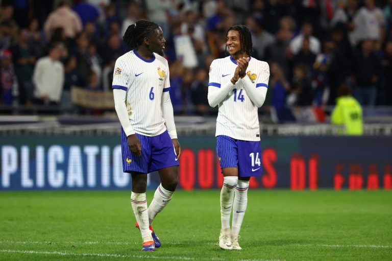 L'attaquant français Michael Olise (D) et le milieu de terrain Manu Kone (G) à la fin du match de la Ligue des nations contre la Belgique, à Lyon le 9 septembre 2024